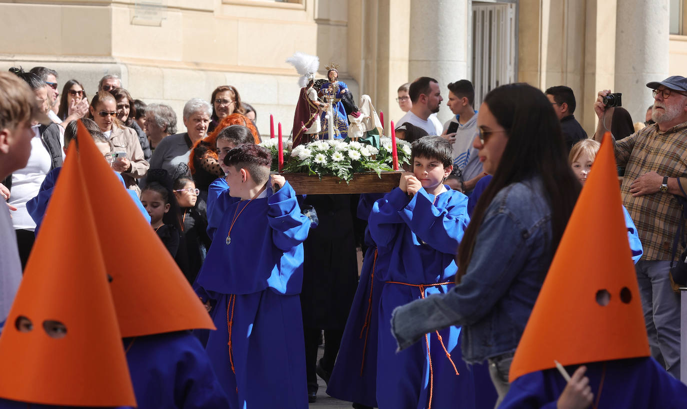 Procesión de los alumnos del colegio Divino Maestro