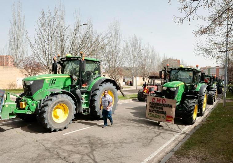 Tractores en la zona de Huerta del Rey de Valladolid este viernes.