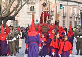 La procesión de la Hermandad del Santo Cristo de los Artilleros, a su paso por la plaza de San Pablo.