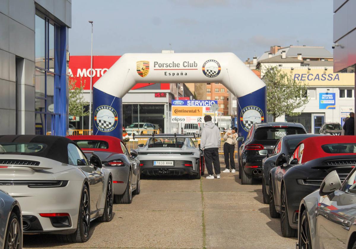 Salida del convoy de vehículos Porsche desde Valladolid hacia Quintanilla de Onésimo.