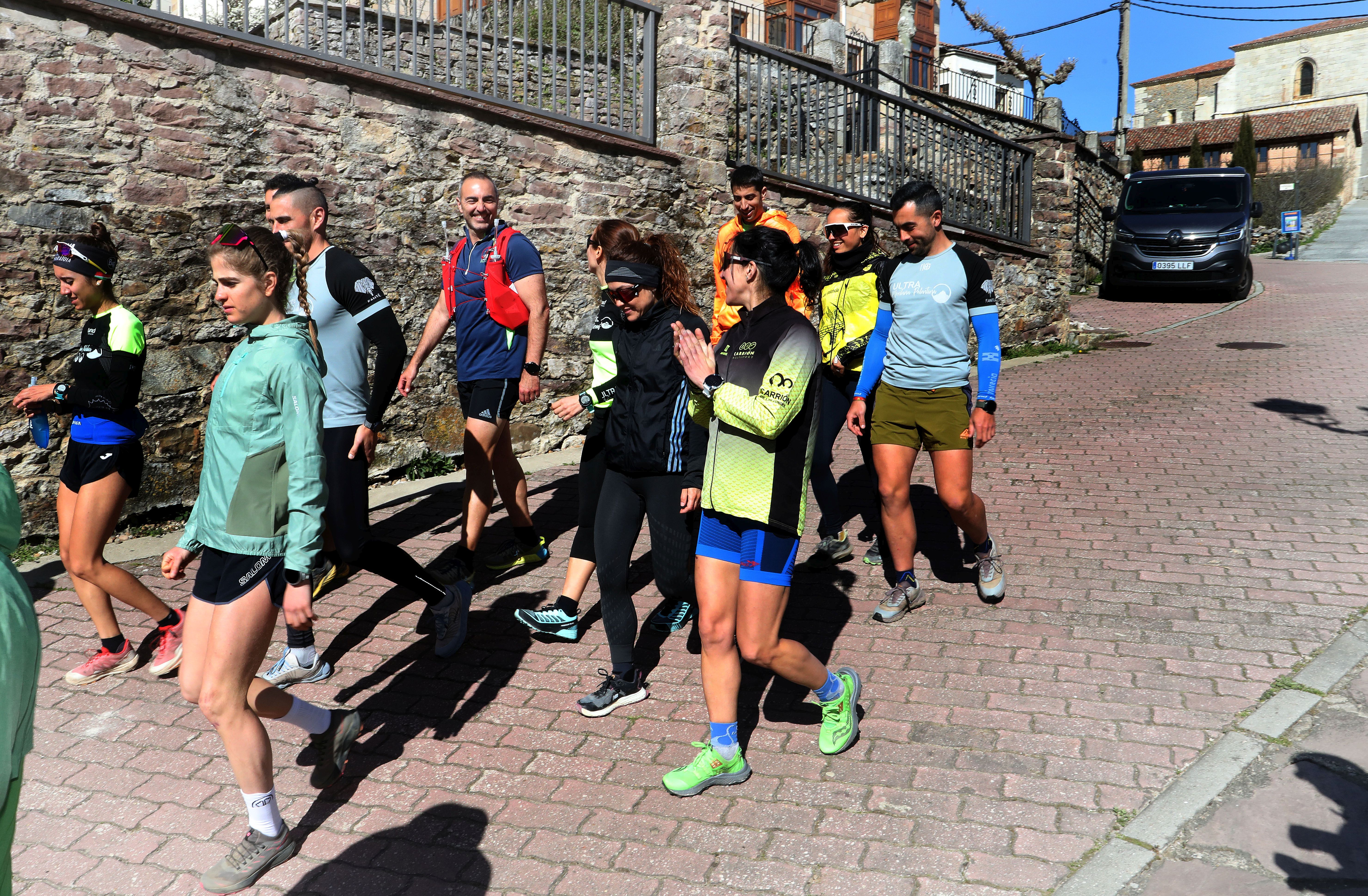 Malen Osa, con los corredores, pasea por las calles de Cervera.