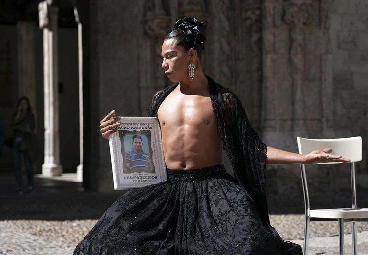 Lukas Avendaño durante la representación 'Buscando a Bruno' en el Festival de Teatro de Artes de Calle (TAC) que realizó en 2019 frente a la fachada del Museo Nacional de Escultura en Valladolid.