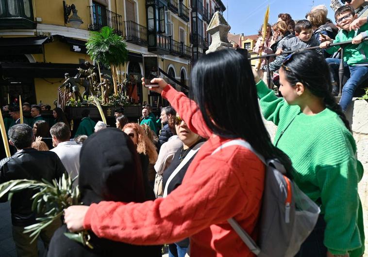 Procesión del Domingo de Ramos, por calles abarrotadas, en Valladolid.