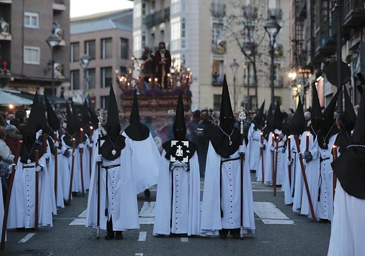 Un momento del desfile por la calle Angustias.