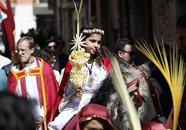 Julia Soria González ha protagonizado la procesión de la Borriquilla, y el Domingo de Resurrección realizará la Bajada del Ángel.