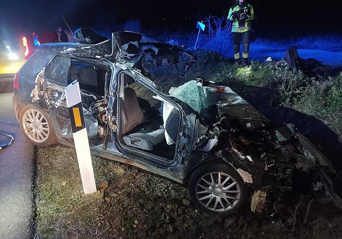 Estado en el que quedó el turismo tras chocar contra el tractor.