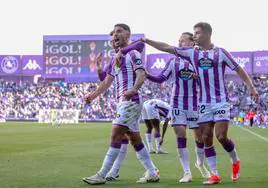 Monchu, Lucas Rosa e Iván Sánchez felicitan a Salazar tras su gol.