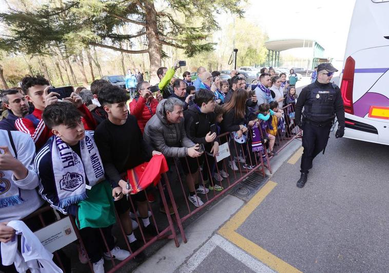 Aficionados, a las puertas del Pabellón, a la llegada del Real Madrid esta mañana.