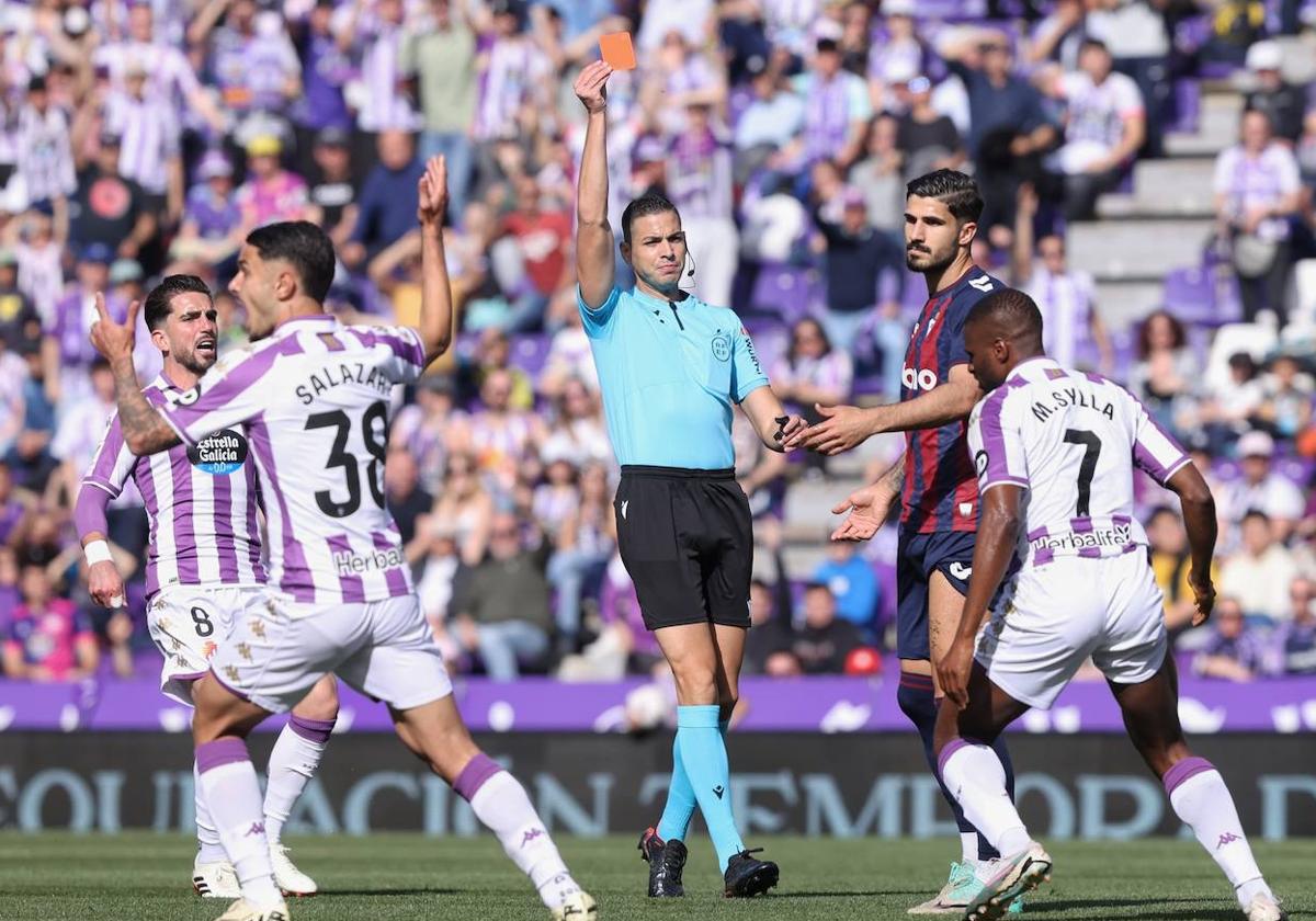 Lax Franco muestra la tarjeta roja a Berrocal en el minuto 11 de partido.