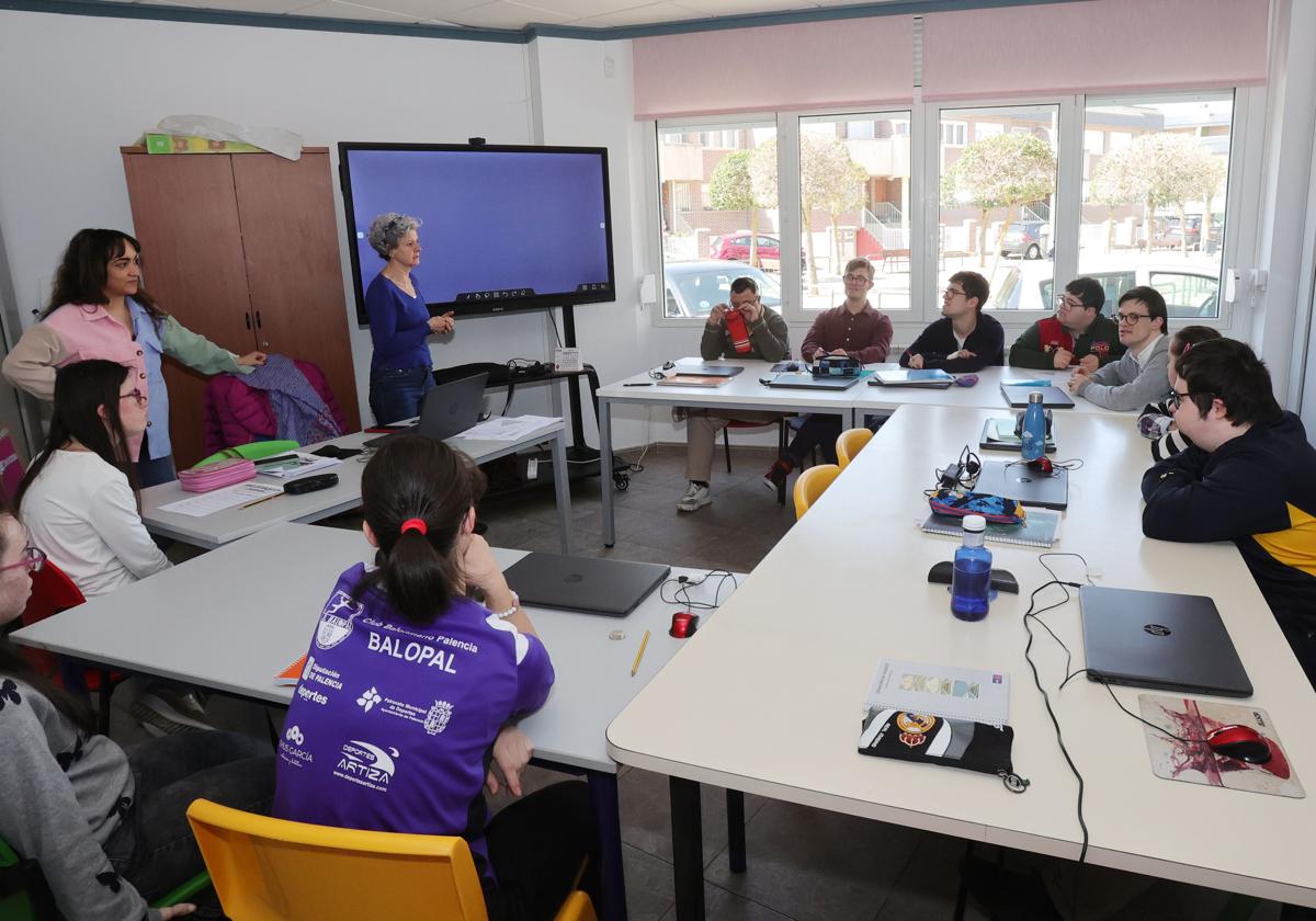 Taller en las aulas de Asdopa.