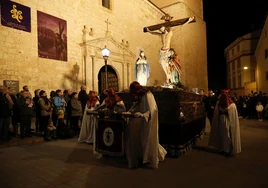 Cristo gótico con el que procesiona la Cofradía del Santo Cristo de la Buena Muerte, a la salida de la iglesia de San Miguel de Reoyo.