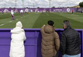 Aficionados del Real Valladolid en la sesión de entrenamiento del pasado 5 de marzo en los Anexos