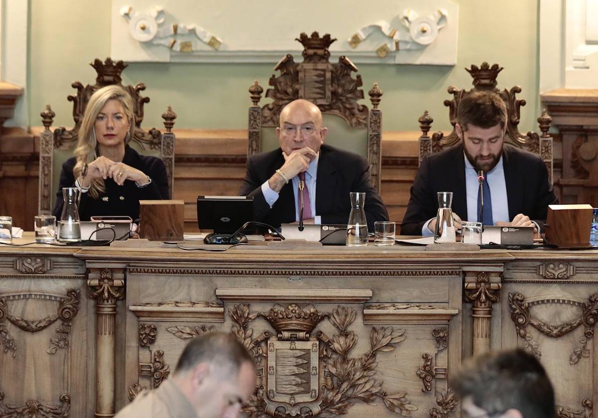 El alcalde de Valladolid, Jesús Julio Carnero, preside la sesión plenaria en el Ayuntamiento de Valladolid.