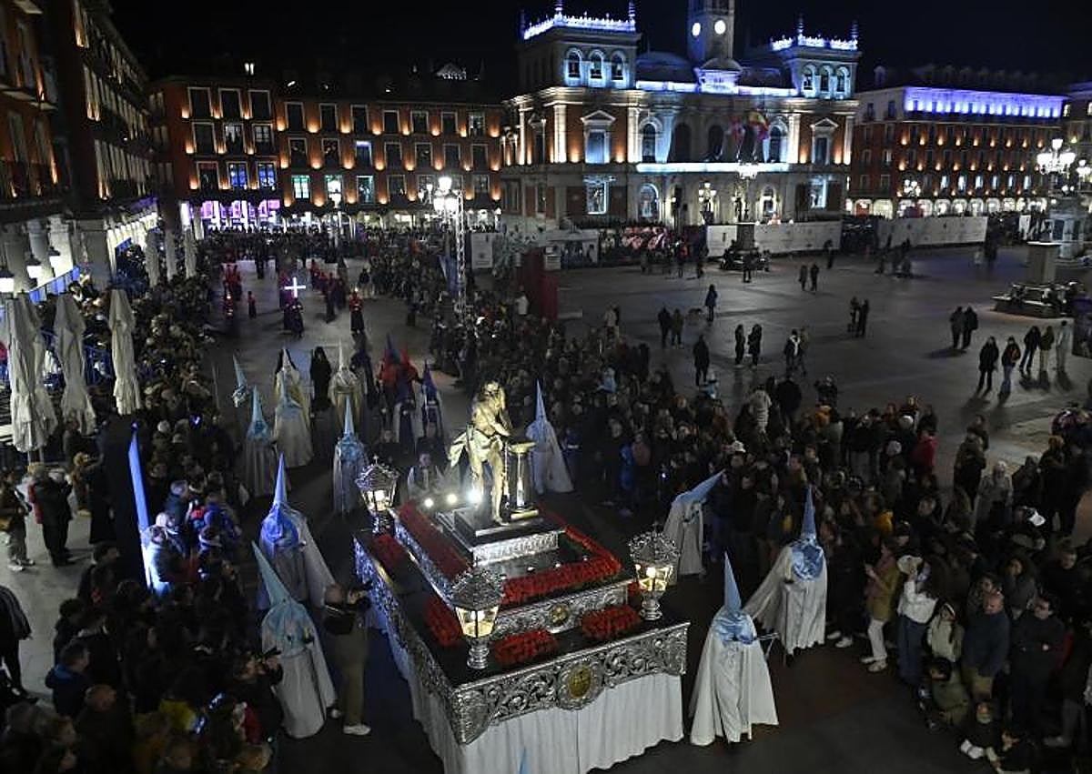 Imagen secundaria 1 - La procesión del Rosario del Dolor desafía al frío y abarrota las calles