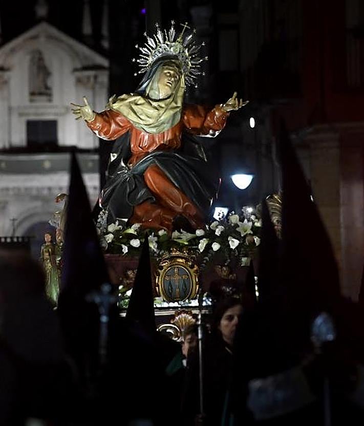 Imagen secundaria 2 - La procesión del Rosario del Dolor desafía al frío y abarrota las calles