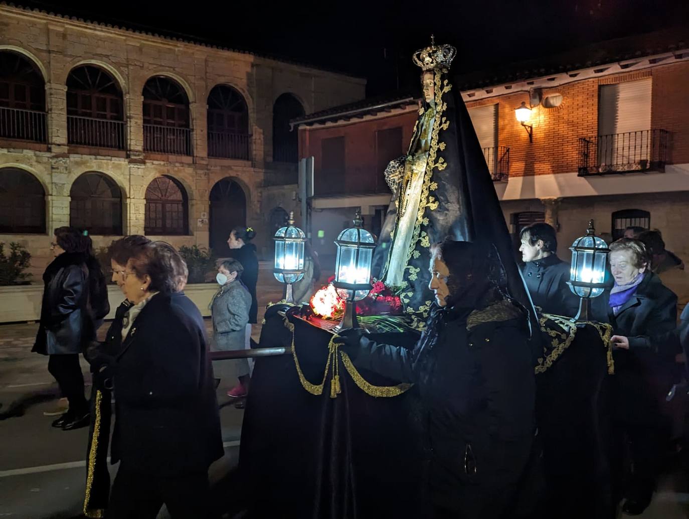 Las imágenes de la procesión del Rosario de Dolor en Torrelobatón