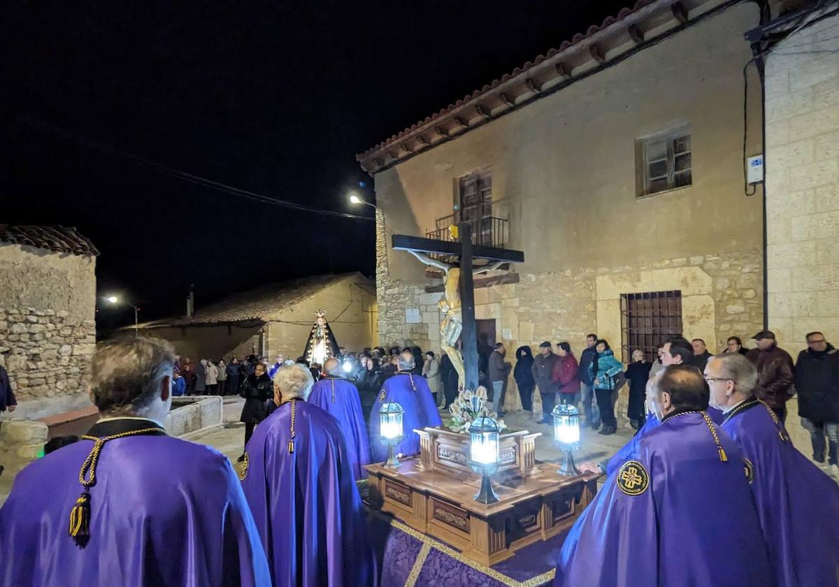 Procesión del Rosario de Dolor frente a la casa natal del Padre Hoyos.