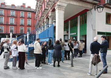 Colas en la inauguración de una famosa cafetería en la Plaza Mayor