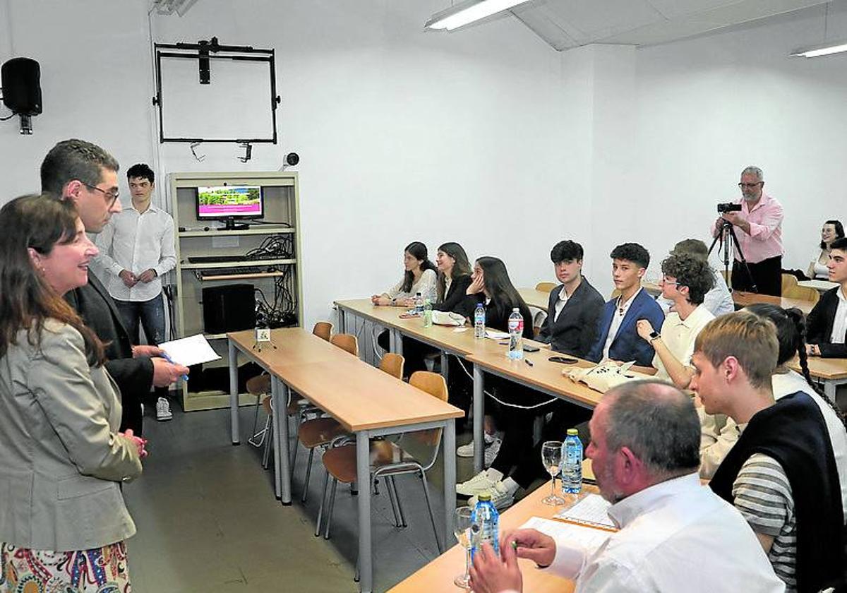 Los alumnos, en la presentación ante el tribunal.