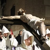 El recién restaurado Cristo del Encuentro desfila por las calles de Medina del Campo