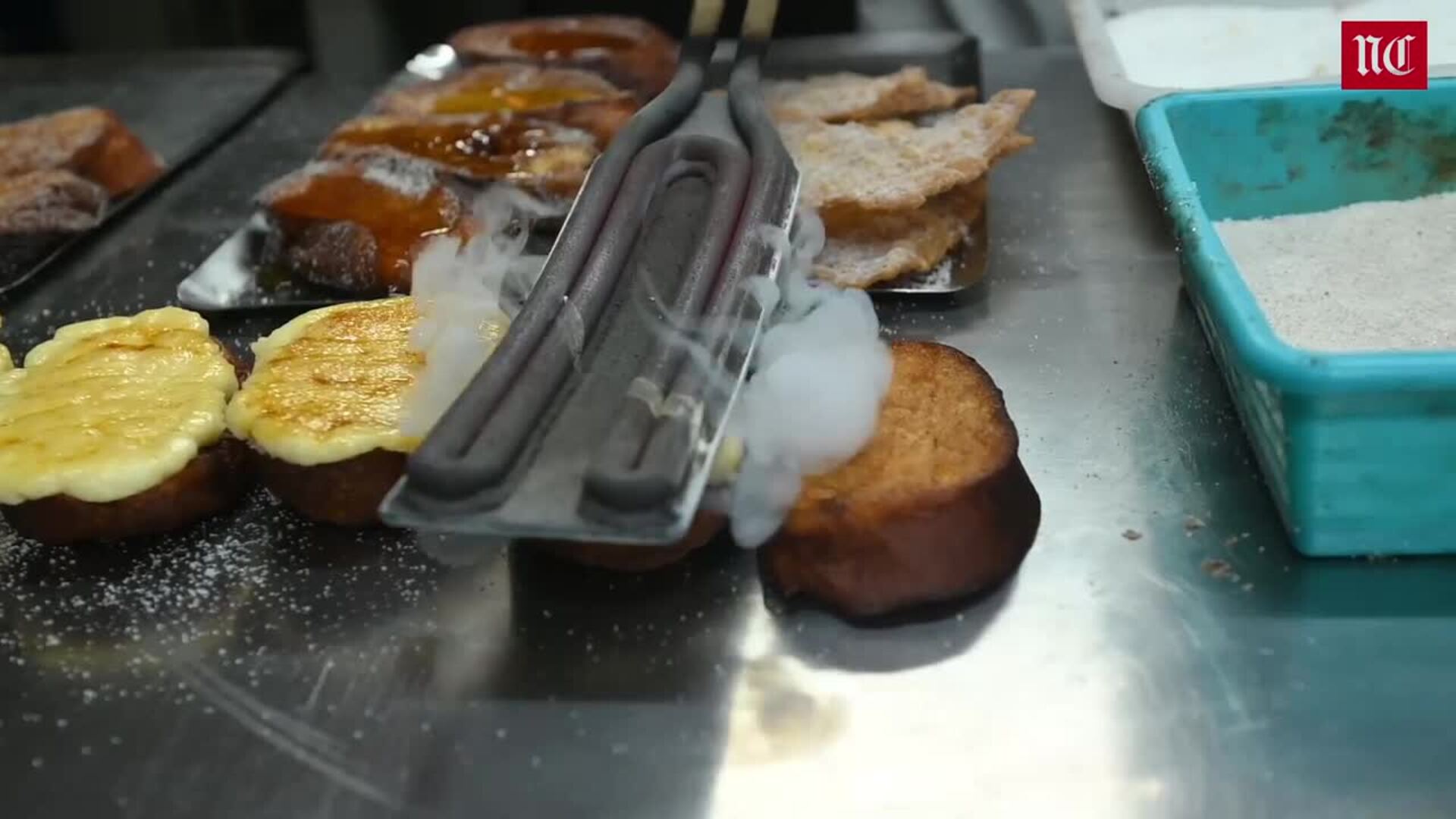 Las torrijas y las hojuelas coronan las vitrinas de las pastelerías de Valladolid