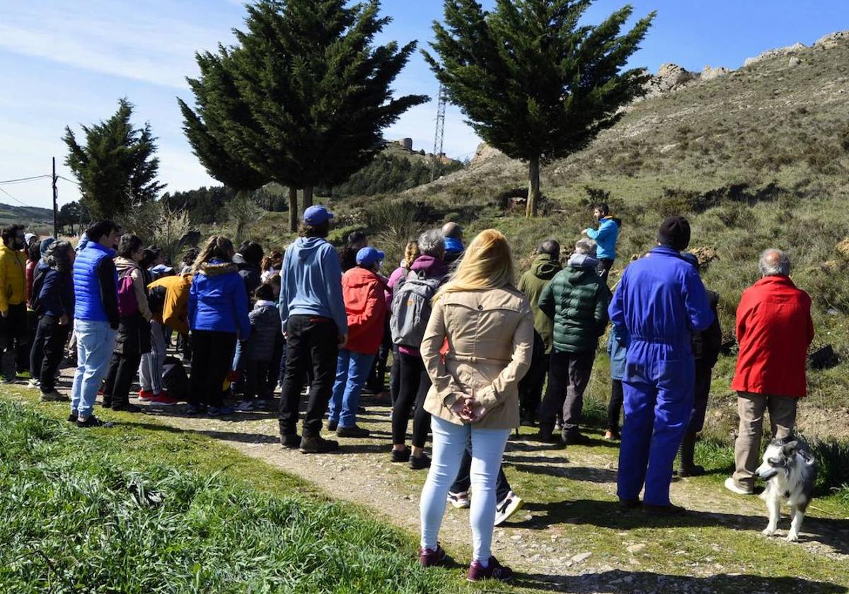 Los voluntarios atienden a la explicación sobre la plantación.