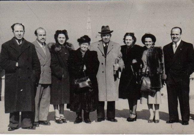 Sixto Fraile Fraile y Jacinta González Gallego en el centro, con sus seis hijos