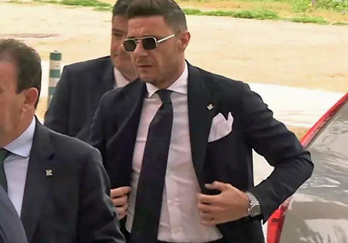 Joaquín Sánchez acude al tanario de Manuel Ruiz de Lopera, en Sevilla.