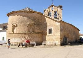 Imagen de archivo de un hombre y una niña, junto a la iglesia de Santo Domingo de Guzmán en Pajarejos.