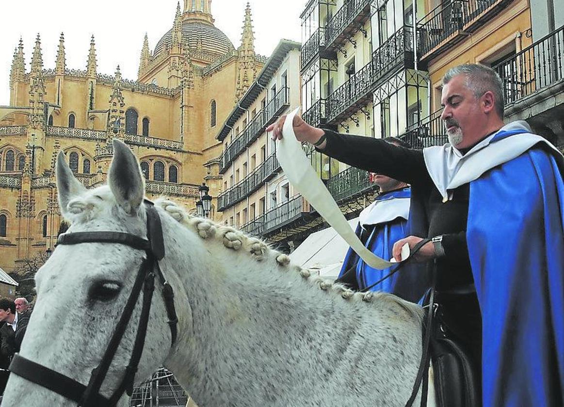 José Manuel Ansoleaga, presidente de la Hermandad de Nuestra Señora del Rocío, es uno de los heraldos que anuncia el pregón.