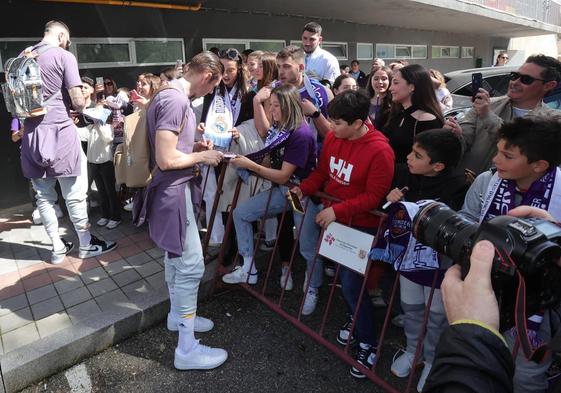 La afición palentina se despide de los jugadores del Real Madrid