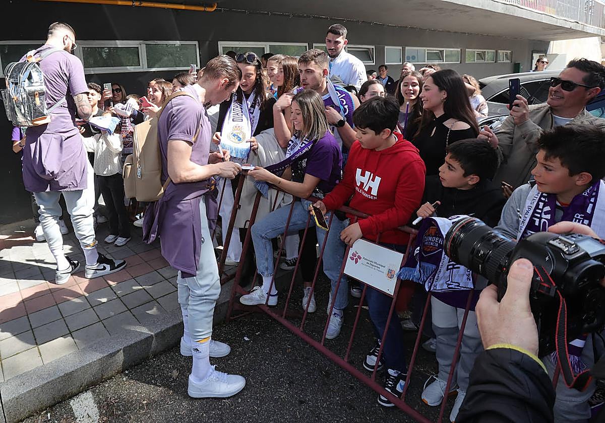 La afición palentina se despide de los jugadores del Real Madrid
