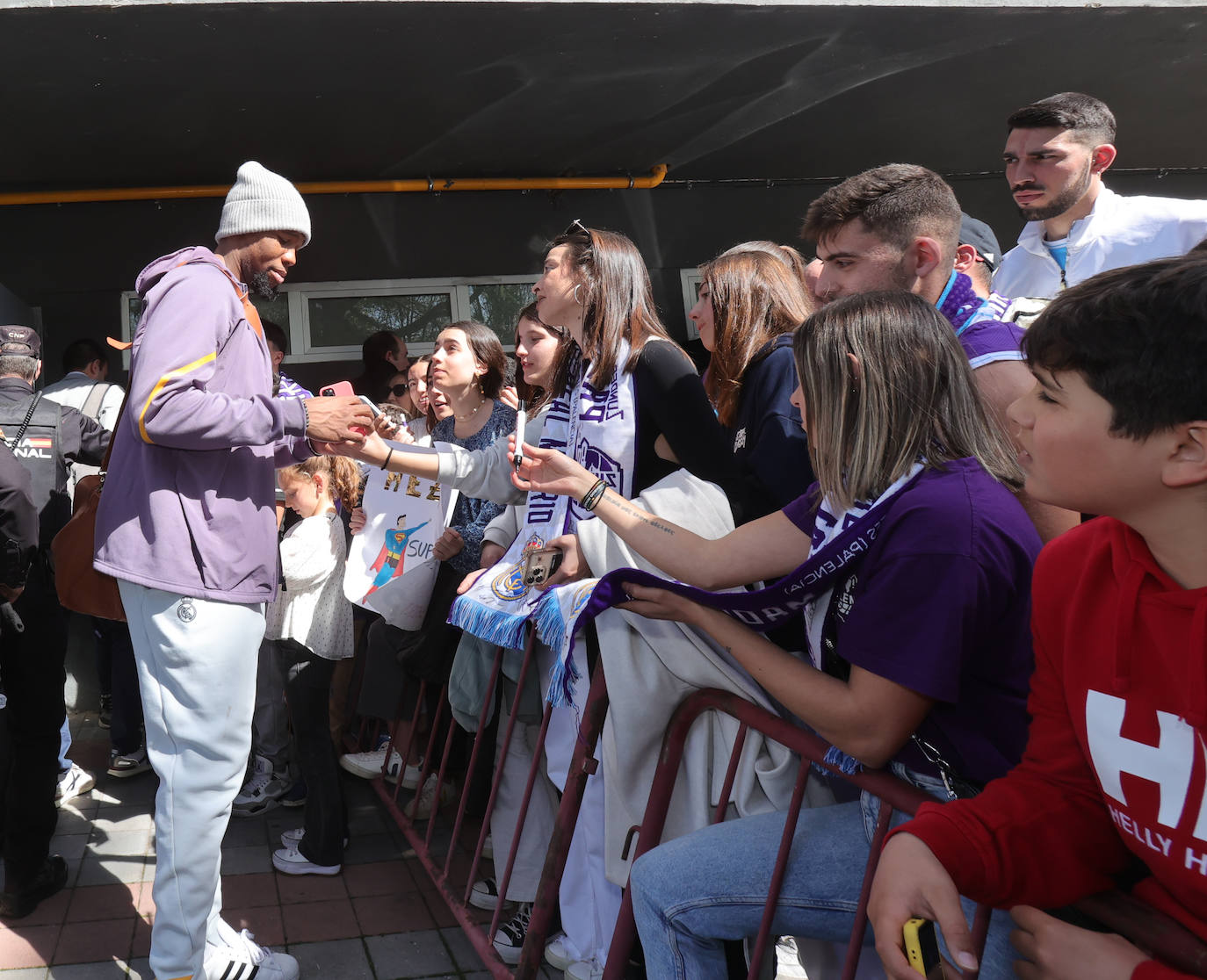 La afición palentina se despide de los jugadores del Real Madrid
