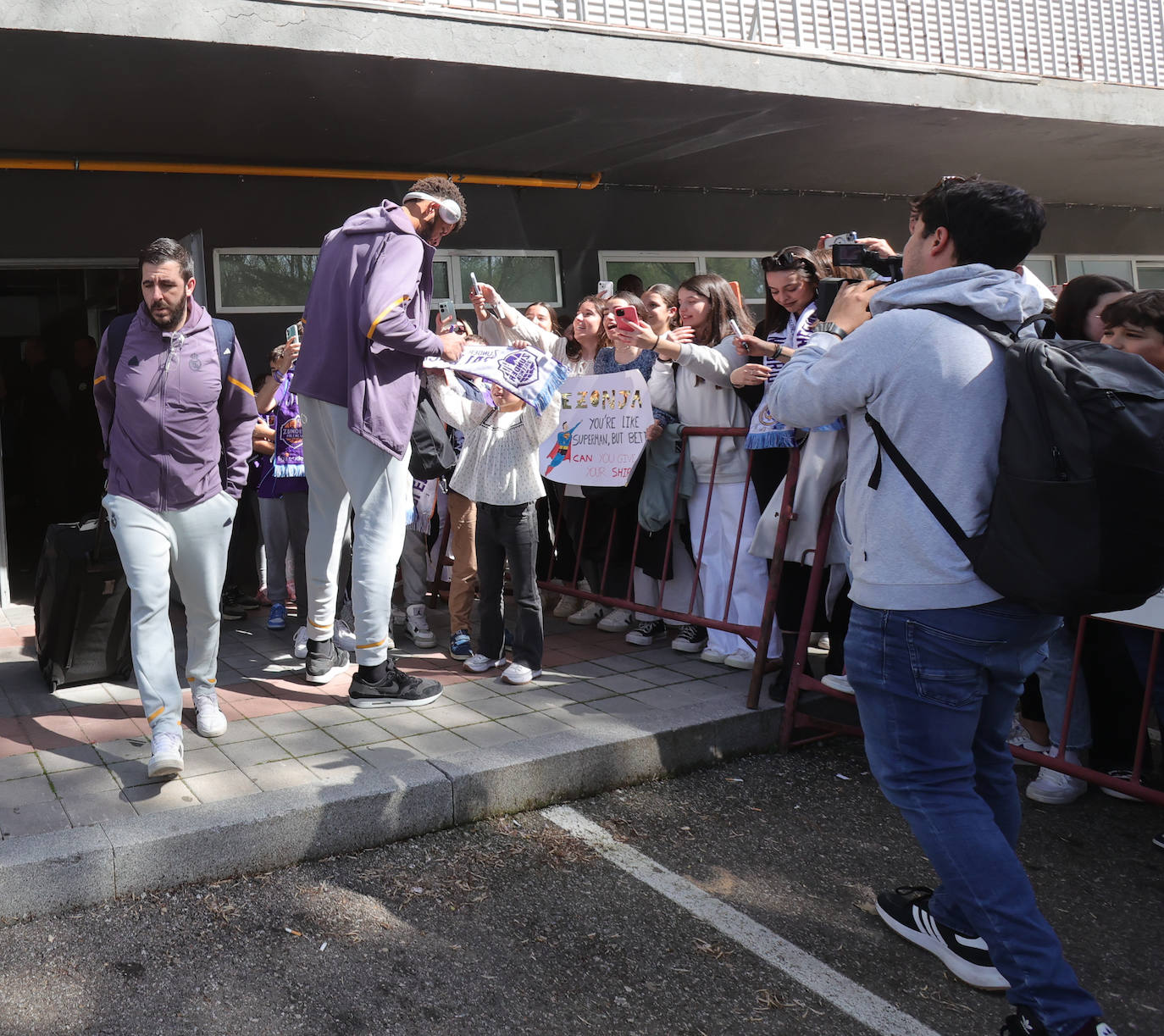 La afición palentina se despide de los jugadores del Real Madrid