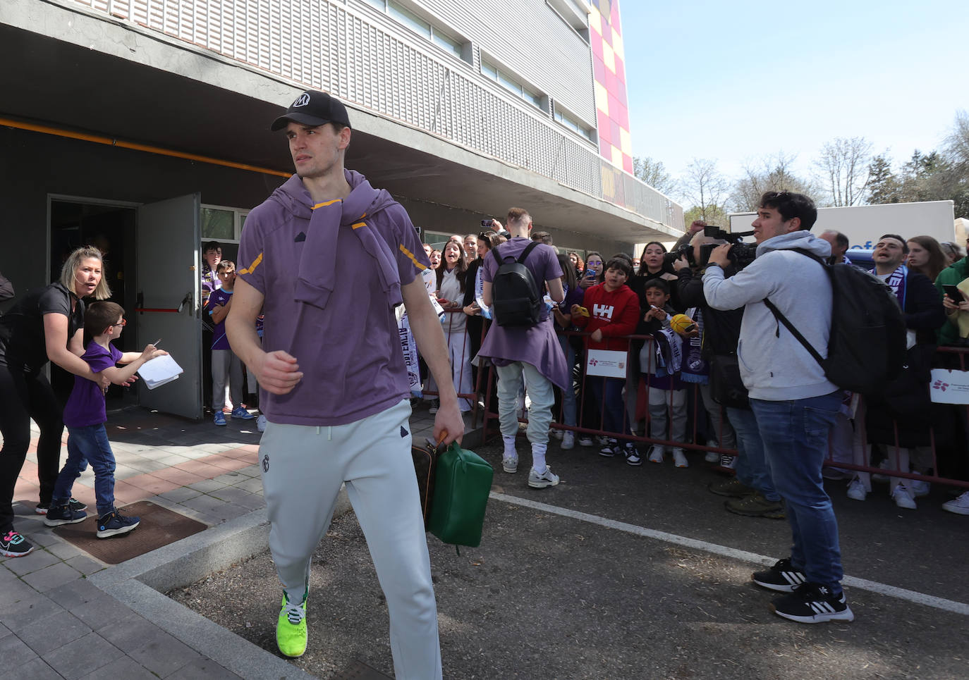 La afición palentina se despide de los jugadores del Real Madrid