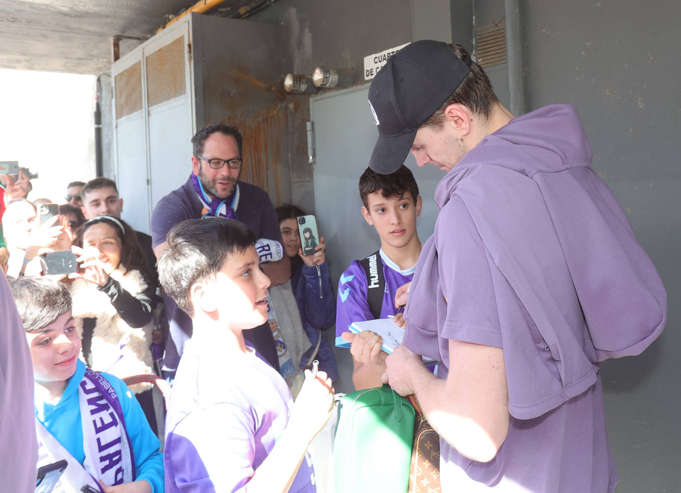 La afición palentina se despide de los jugadores del Real Madrid