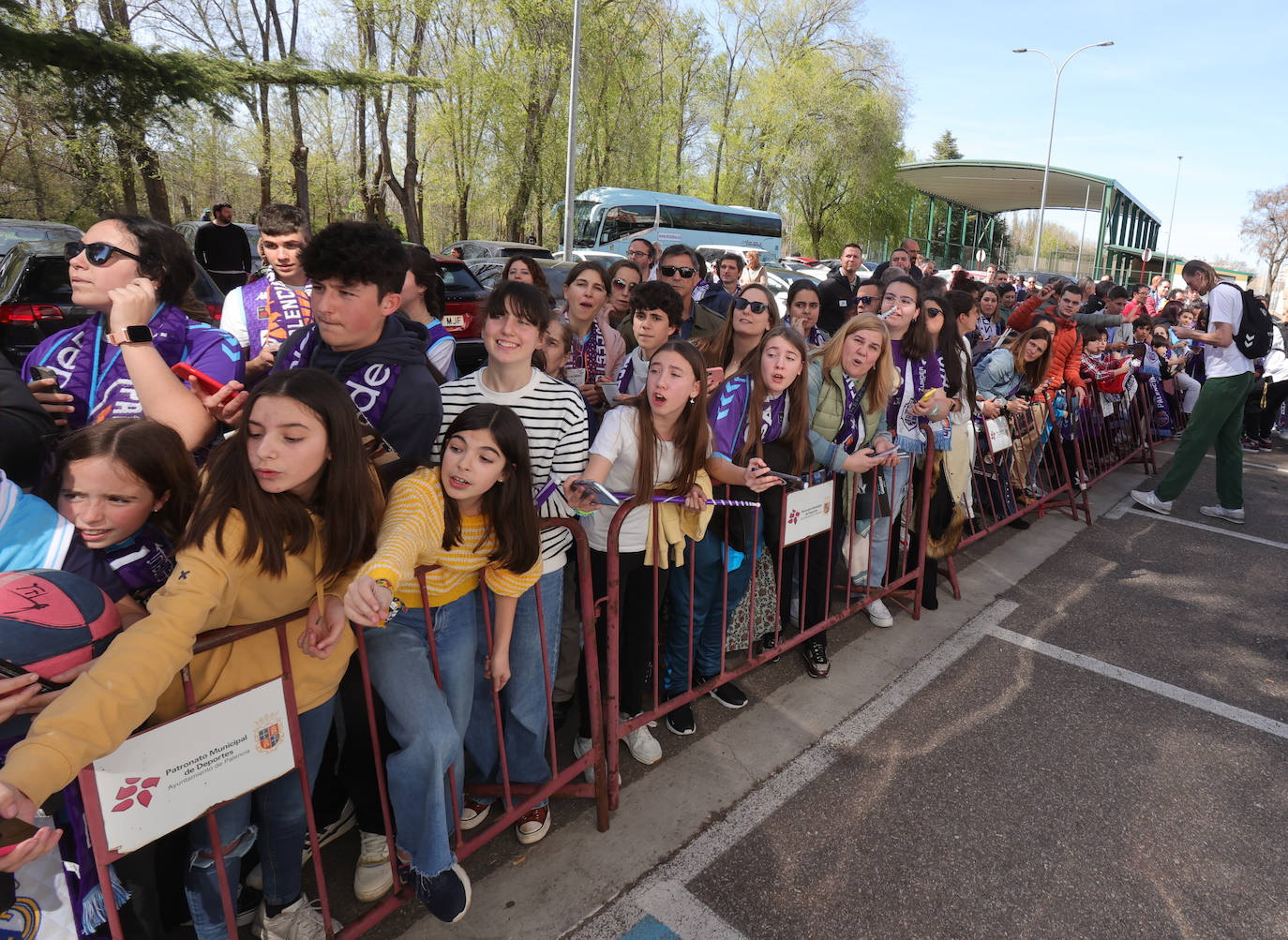 La afición palentina se despide de los jugadores del Real Madrid