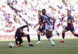 Mamadou Sylla yendose del portero rival y marcando gol.