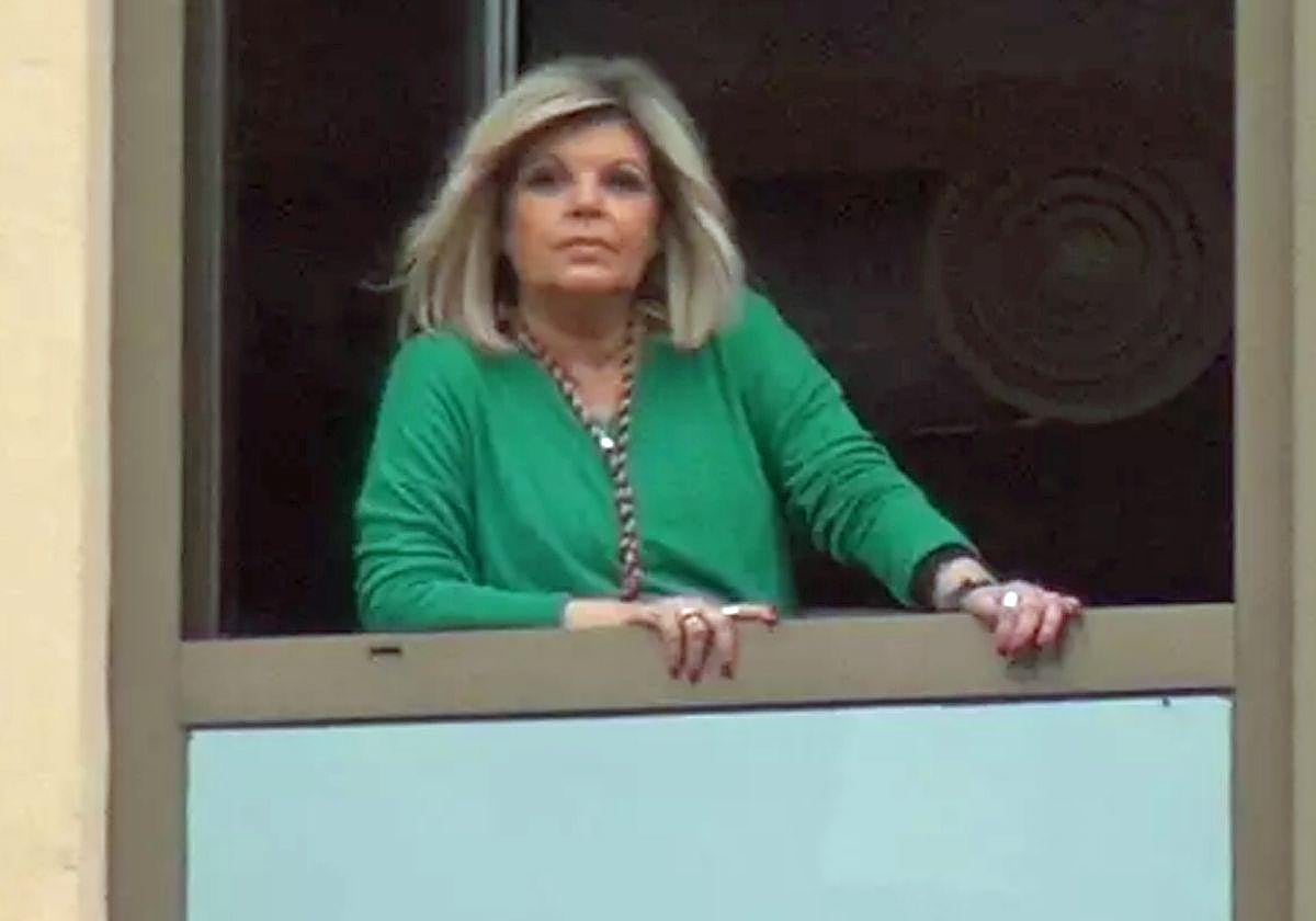 Terelu Campos, desde una ventana sigue la procesión del Domingo de Ramos, en Málaga.