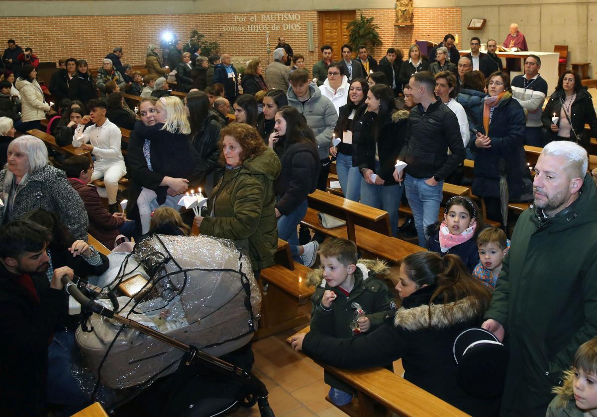 Vecinos y feligreses de Nueva Segovia participan en el interior de la parroquia del viacrucis del Santísimo Cristo de la Salud.