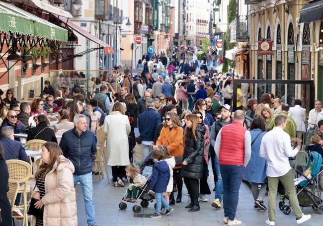 Ambiente tras las procesiones en las terrazas del centro de Valladolid.