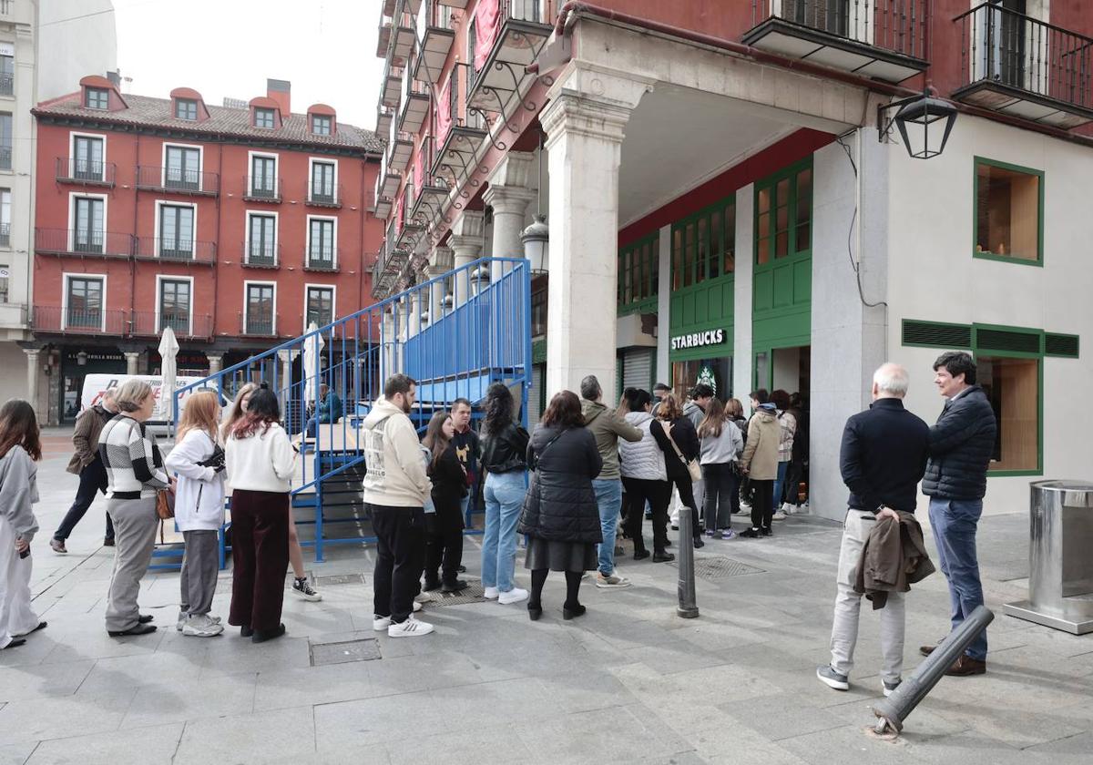 Cola frente al Starbucks de la Plaza Mayor el día de su inauguración.