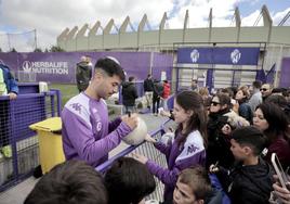 Meseguer firma un balón a una aficionada en medio de una gran expectación durante el entrenamiento del Real Valladolid de este martes.