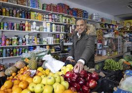 Ahmed, en su tienda Abid Alimentación, ubicada en la Plaza de Circular, donde vende todo tipo de productos.