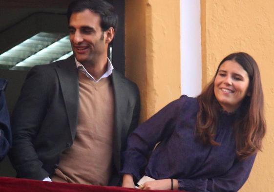 Cayetana Rivera junto a su novio, Manuel Vega, sigue la procesión de Lunes Santo.