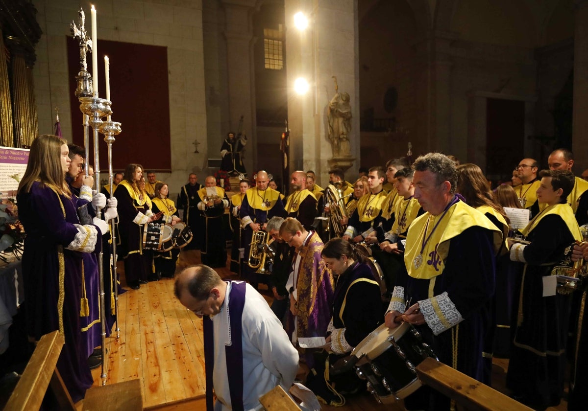 Uno de los momentos del Vía Crucis, el párroco arropado por la banda de la cofradía nazarena.