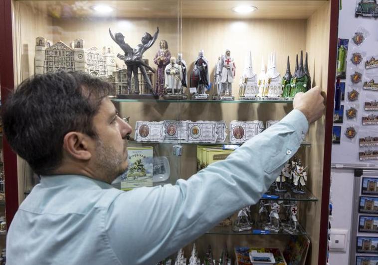 Jesús Muñumer, dueño de la tienda de souvenirs Artesanía Jorge Guillén en el centro de Valladolid.