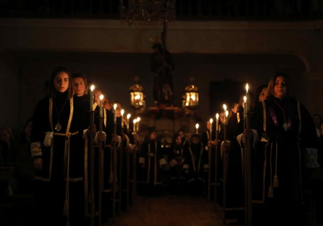 Cofrades abriendo marcando el camino hacia la imagen del Nazareno durante la celebración del Vía Crucis.