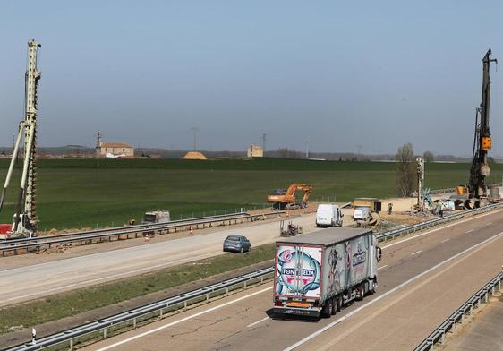 Obras para la alta velocidad en la A-67, en el tramo entre Amusco y Monzón.