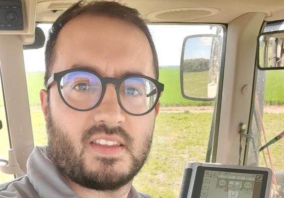 El agricultor Antonio Torres en la cabina de su tractor.